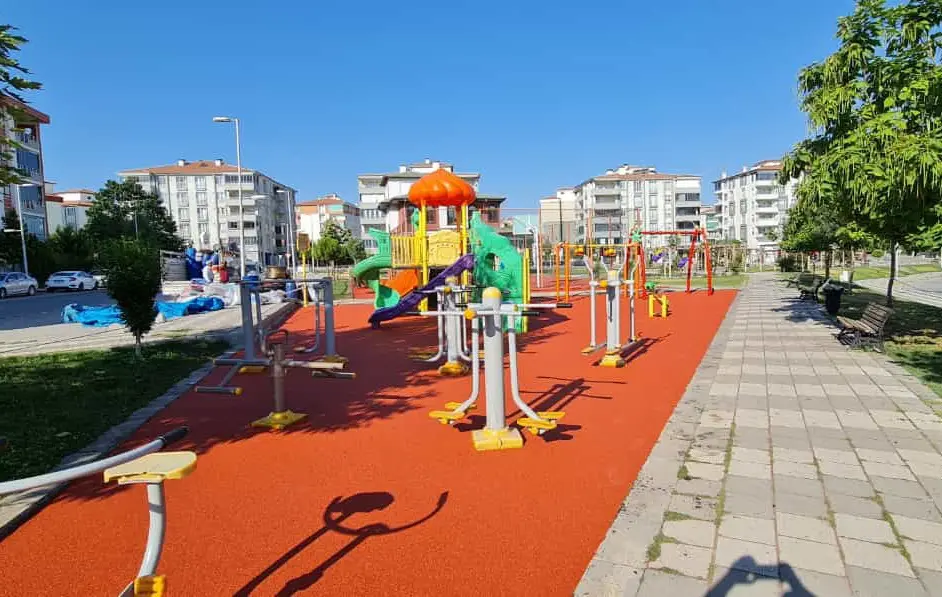 Tamamlanan parkta çocuk oyun grubu ve açık hava spor aletleri