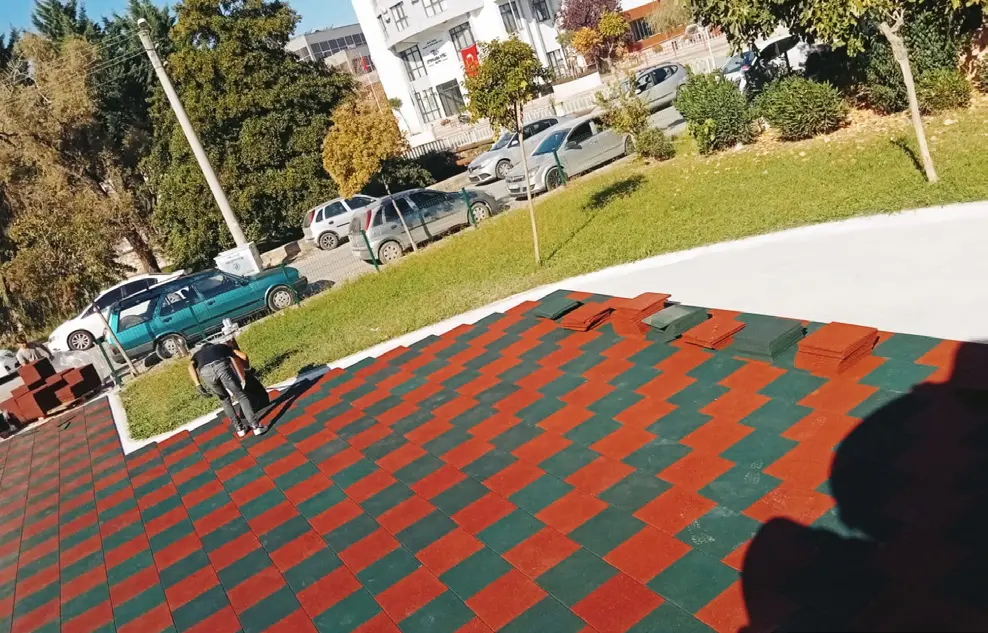 Yalova Belediyesi Park Yapımı Sert Zemin Kare Kauçuk Yapım İşi projesi saha fotoğrafı (1/6)