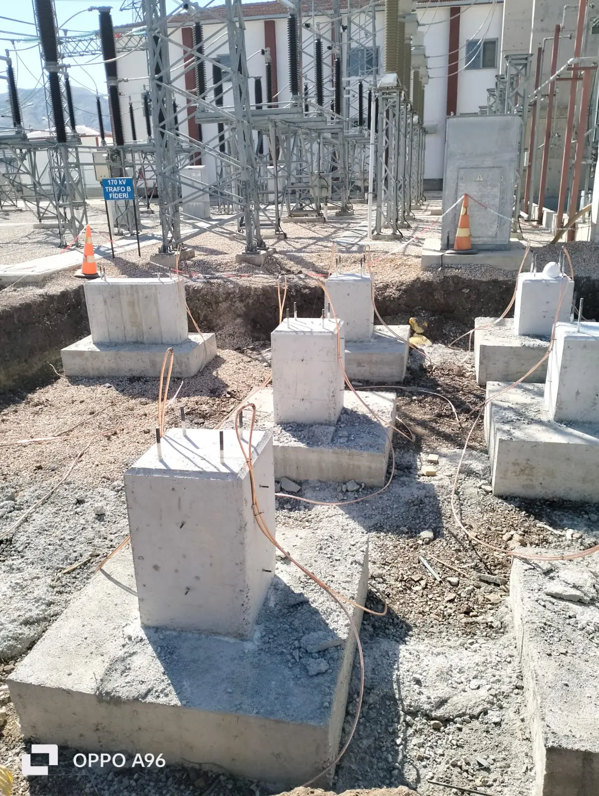170 kV Trafo B fideri önünde tamamlanan beton ekipman temelleri ve topraklama bağlantıları