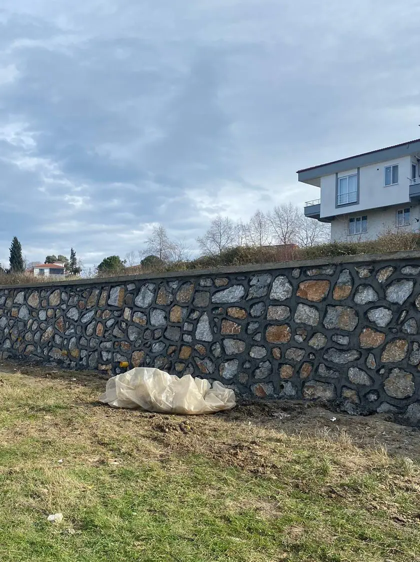 Yalova Belediyesi Fen İşleri Müdürlüğü Perde Duvar, Taş Duvar ve Şevtaşı Yapımı projesi saha fotoğrafı (1/4)