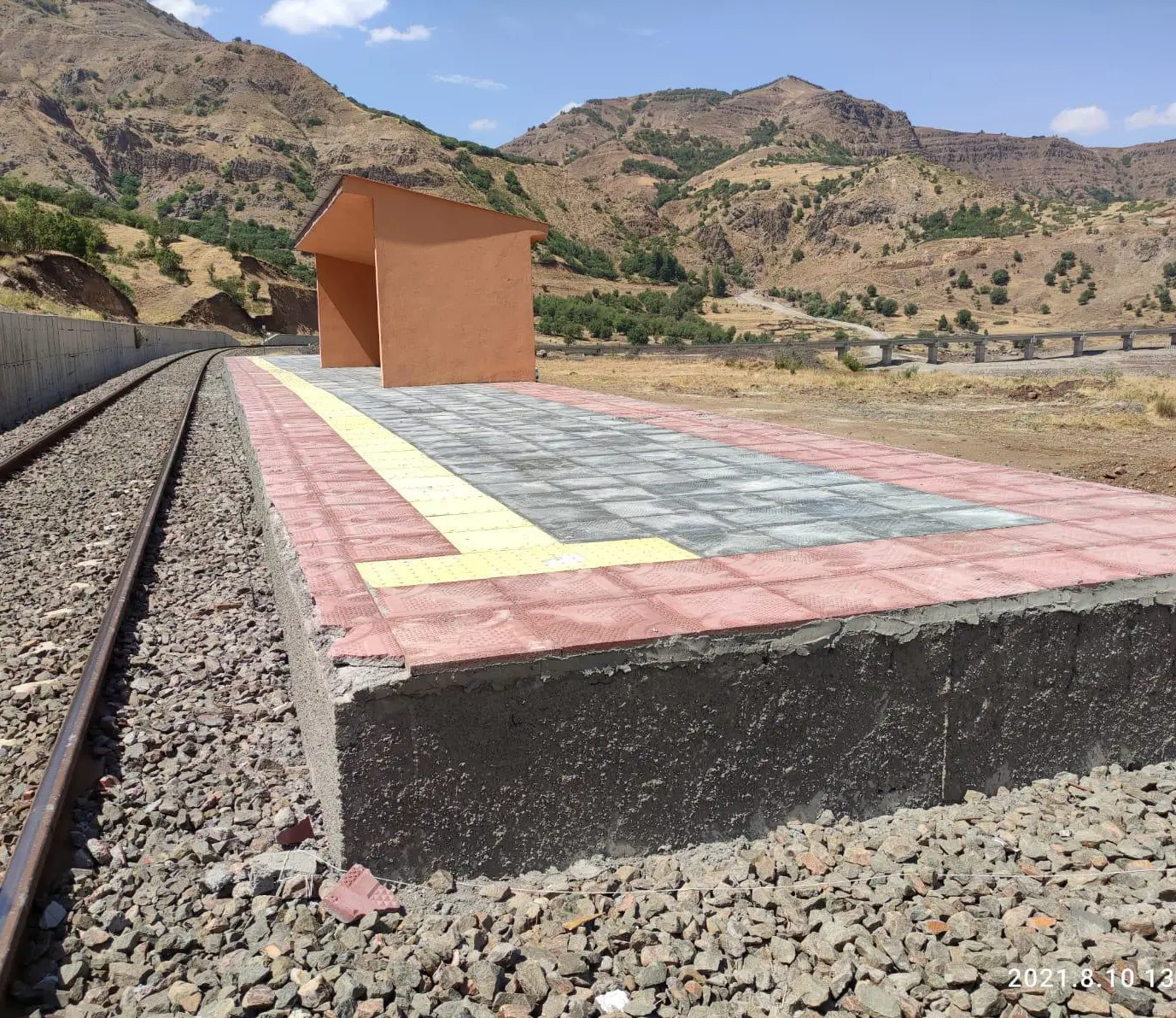 Oymapınar İstasyon Binası Yapımı ve km230+800 Ulukaya, km188+600 Uyanık'a Duraklı Peron Yapılması İşi projesi saha fotoğrafı (1/6)