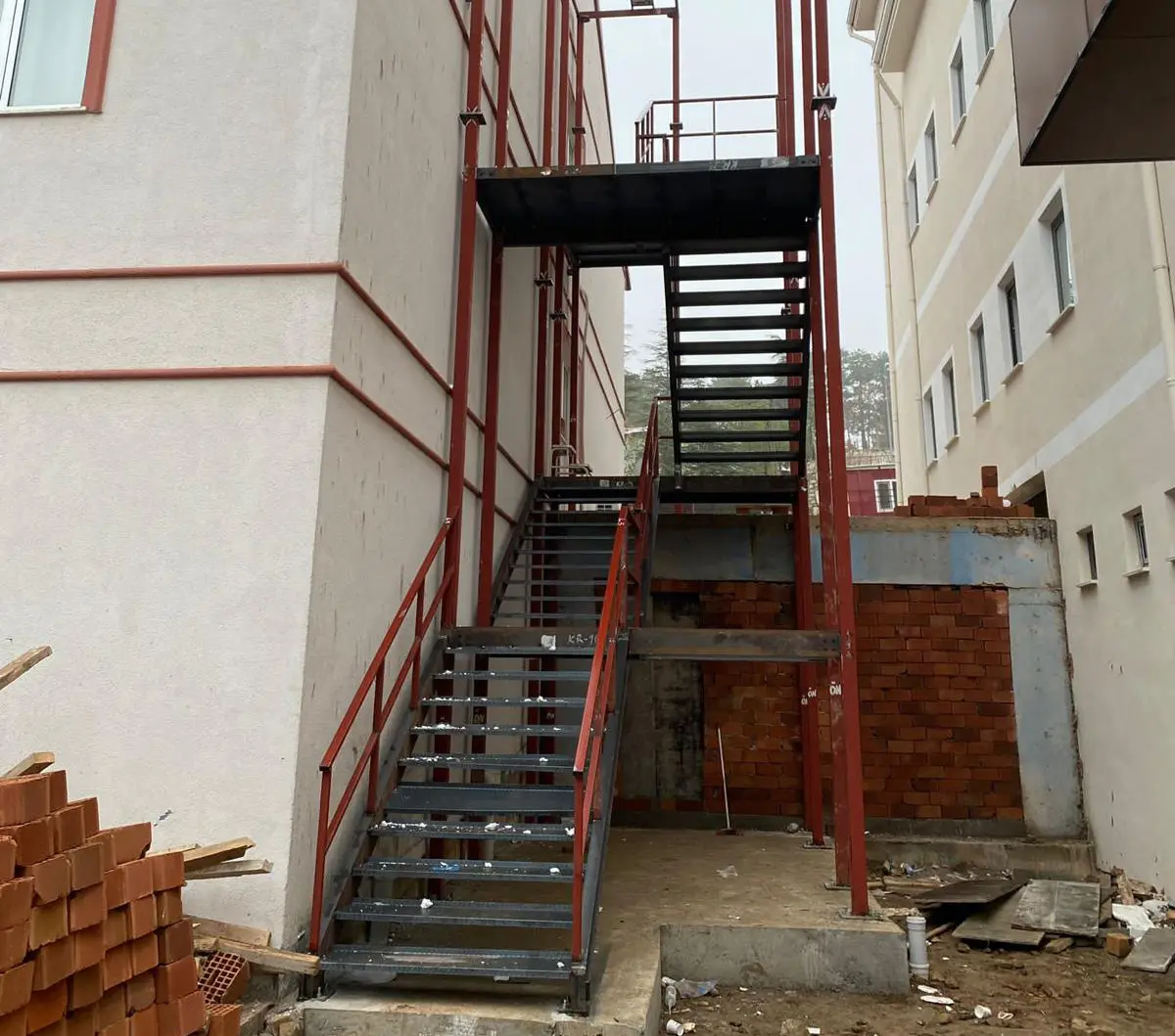 Malatya İl Sağlık Müdürlüğü Arapgir İlçesi Devlet Hastanesi İnşaat İşleri (Yangın Merdiveni vb.) projesi saha fotoğrafı (1/6)