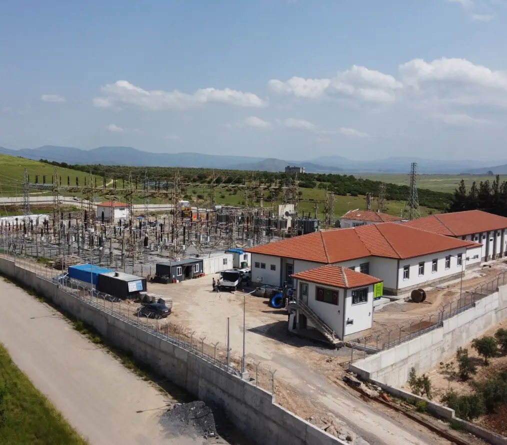 Fevzipaşa trafo merkezinin genel görünümü; şalt sahası ve kumanda binaları