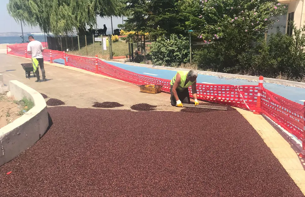 Yalova Çiftlikköy Belediyesi EPDM Tartan Zemin Uygulama ve S.B.R. Yürüyüş Yolu Yapımı projesi saha fotoğrafı (1/6)