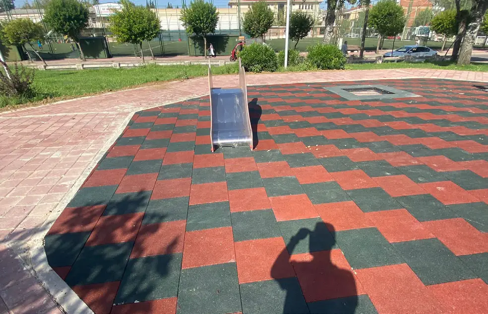 Yalova Belediyesi Park Yapımı Sert Zemin Kare Kauçuk Yapım İşi projesi saha fotoğrafı (2/6)