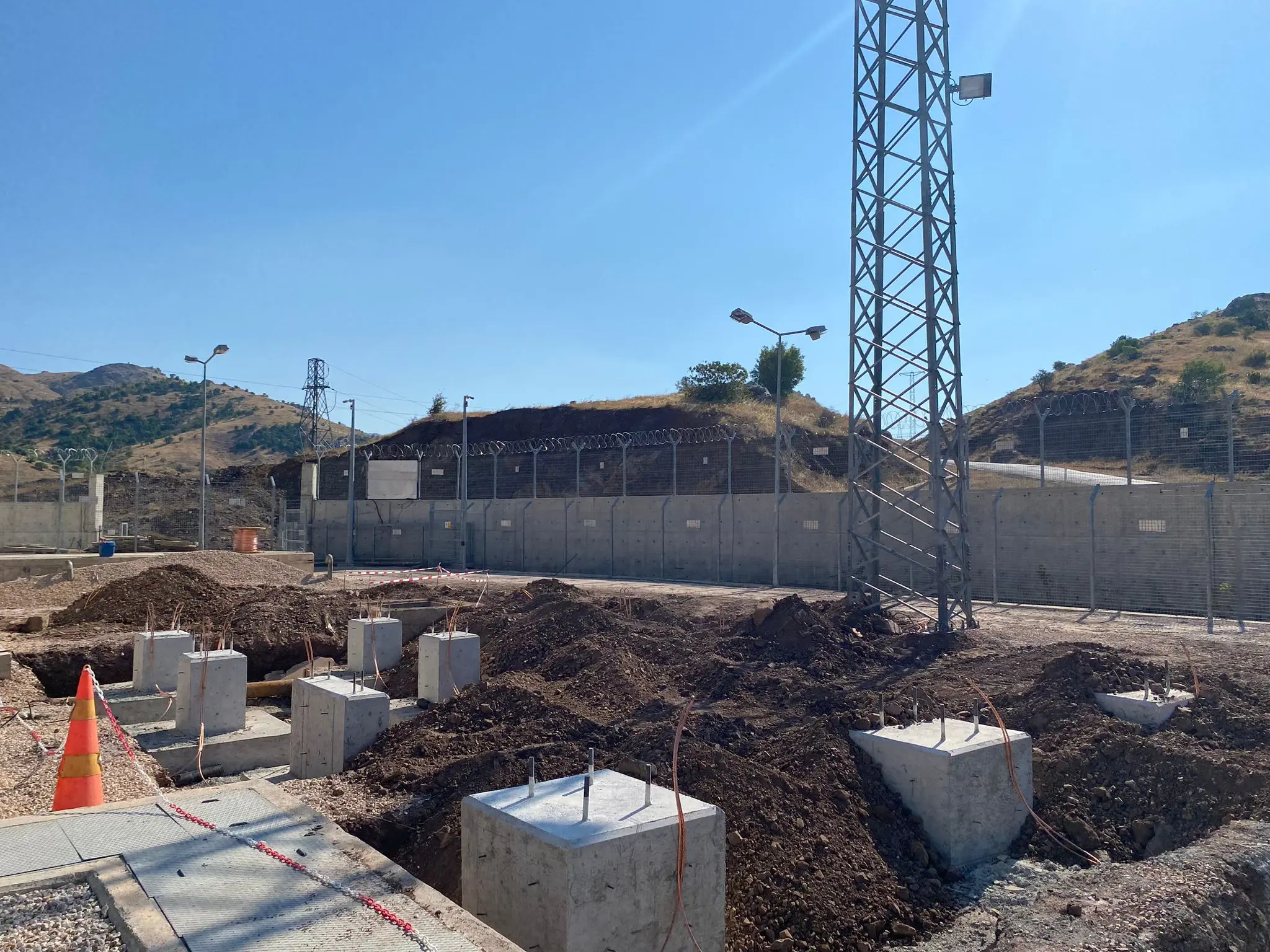 Şalt sahası çevre duvarı yanında aydınlatma direği çevresindeki beton ekipman temelleri