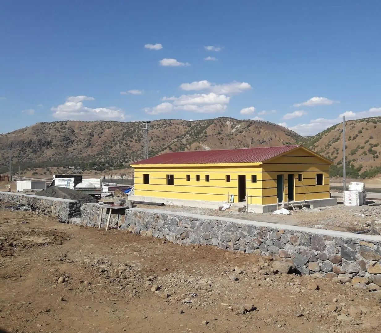Oymapınar İstasyon Binası Yapımı ve km230+800 Ulukaya, km188+600 Uyanık'a Duraklı Peron Yapılması İşi projesi saha fotoğrafı (2/6)