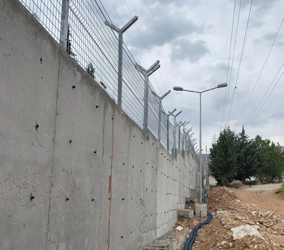 Beşiri Sentetik Çim Yüzeyli Futbol Sahası Aydınlatma İşi projesi saha fotoğrafı (3/6)