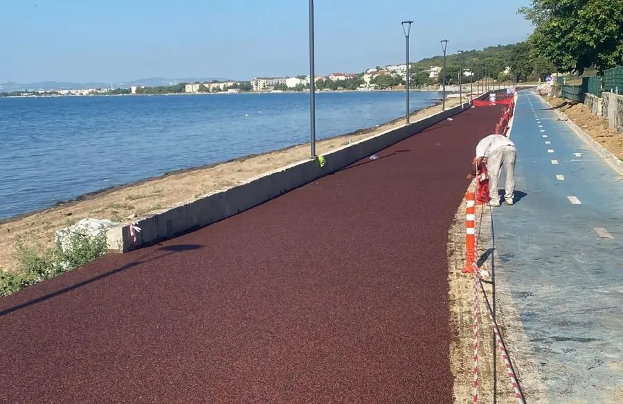 Yalova Çiftlikköy Belediyesi EPDM Tartan Zemin Uygulama ve S.B.R. Yürüyüş Yolu Yapımı projesi saha fotoğrafı (3/6)