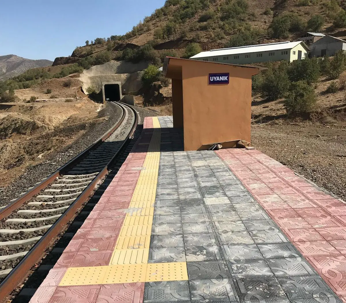 Oymapınar İstasyon Binası Yapımı ve km230+800 Ulukaya, km188+600 Uyanık'a Duraklı Peron Yapılması İşi projesi saha fotoğrafı (3/6)
