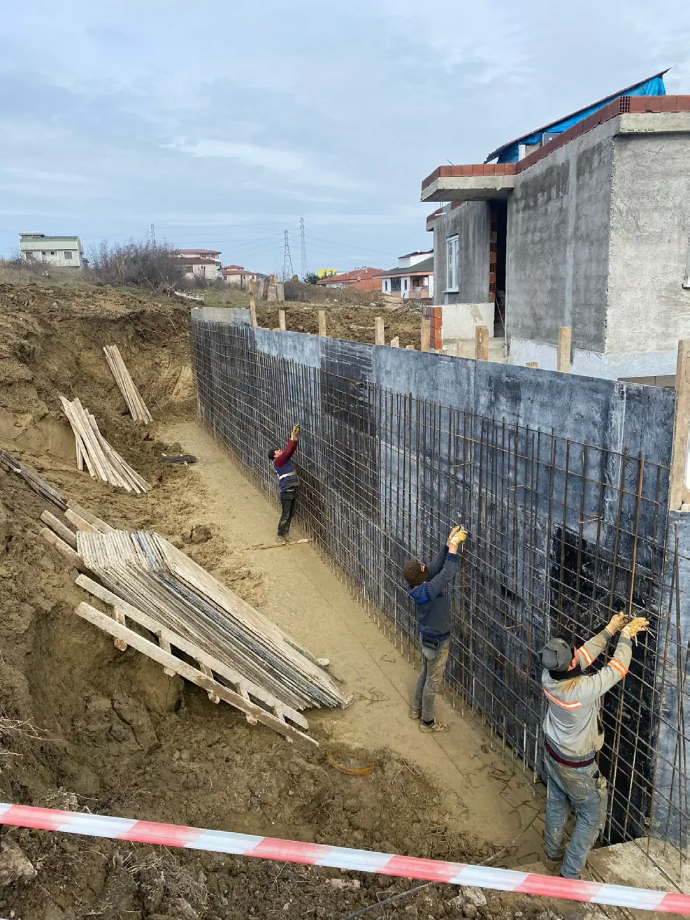 Yalova Belediyesi Fen İşleri Müdürlüğü Perde Duvar, Taş Duvar ve Şevtaşı Yapımı projesi saha fotoğrafı (3/4)