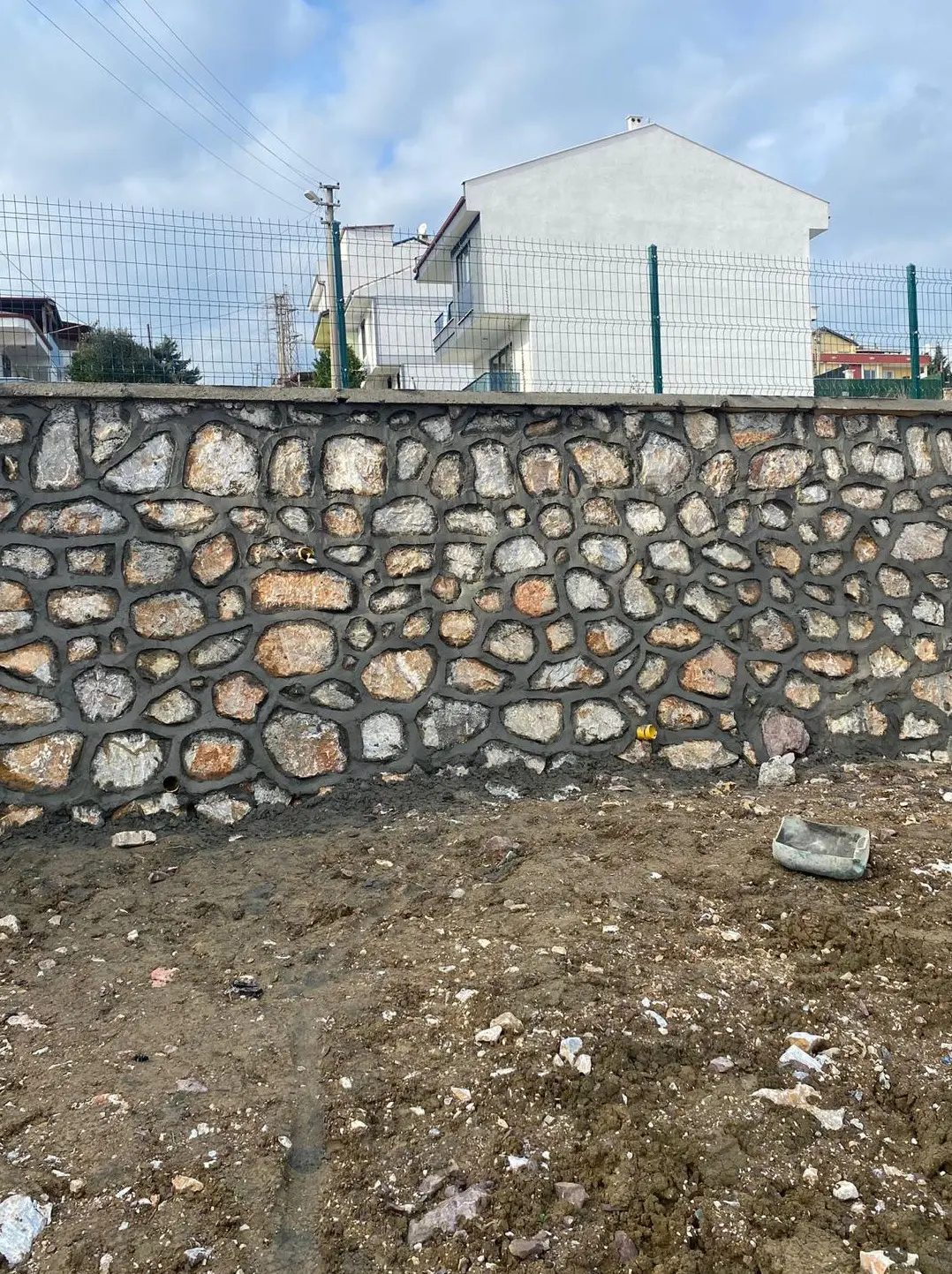 Yalova Belediyesi Fen İşleri Müdürlüğü Perde Duvar, Taş Duvar ve Şevtaşı Yapımı projesi saha fotoğrafı (4/4)