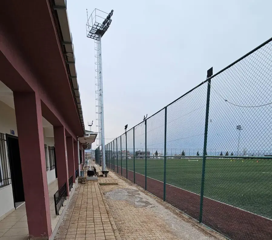 Beşiri Sentetik Çim Yüzeyli Futbol Sahası Aydınlatma İşi projesi saha fotoğrafı (4/6)