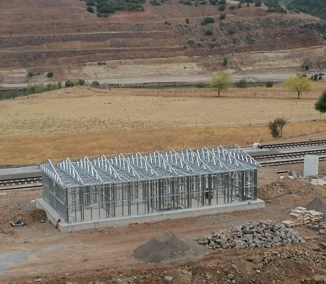Oymapınar İstasyon Binası Yapımı ve km230+800 Ulukaya, km188+600 Uyanık'a Duraklı Peron Yapılması İşi projesi saha fotoğrafı (4/6)