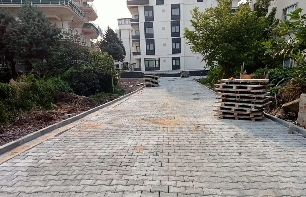 Yalova Çınarcık Belediyesi Kilitli Parke Taş, Bordür ve Oluk Döşenmesi İşi projesi saha fotoğrafı (4/6)