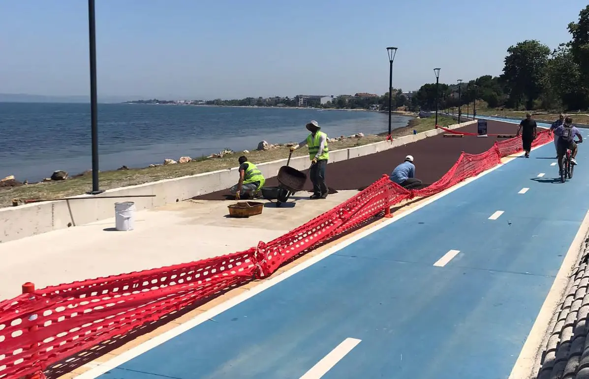 Yalova Çiftlikköy Belediyesi EPDM Tartan Zemin Uygulama ve S.B.R. Yürüyüş Yolu Yapımı projesi saha fotoğrafı (4/6)