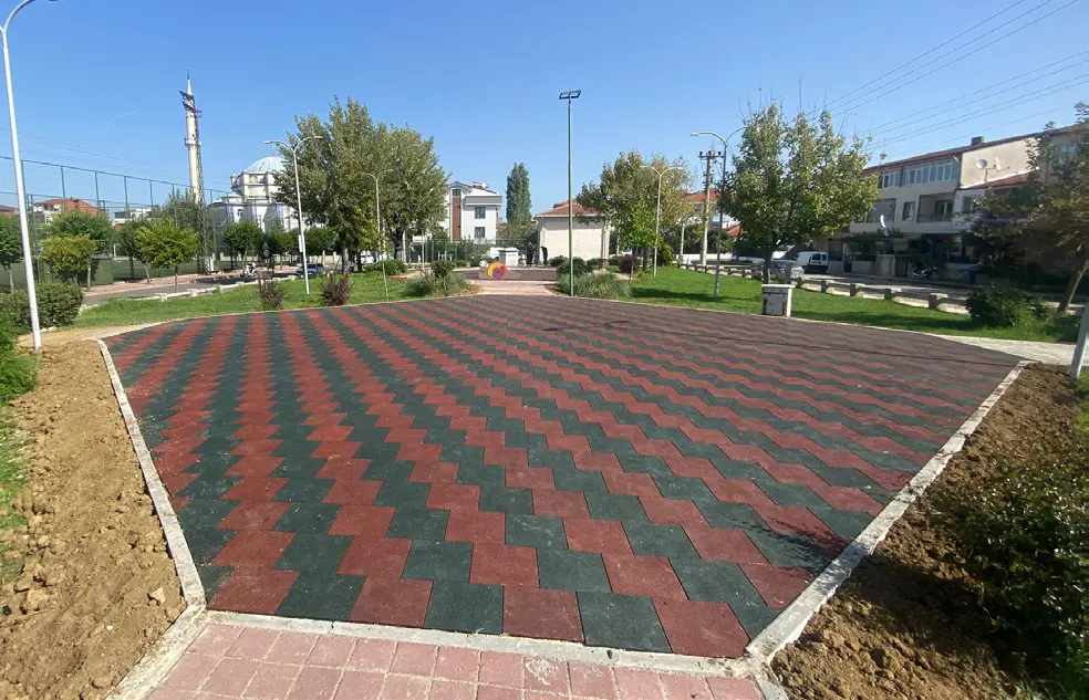 Yalova Belediyesi Park Yapımı Sert Zemin Kare Kauçuk Yapım İşi projesi saha fotoğrafı (4/6)