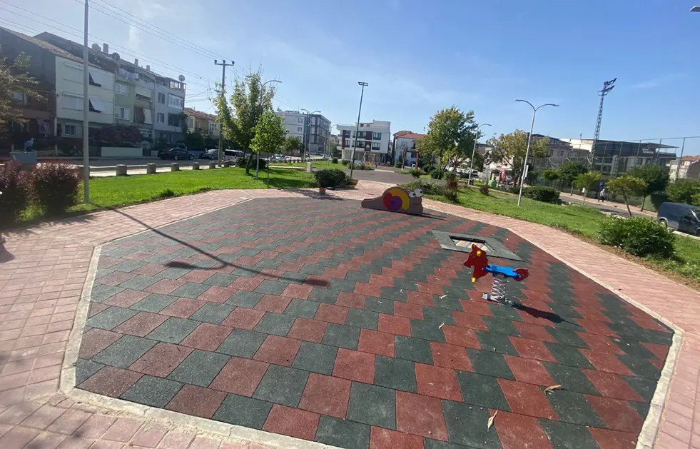 Yalova Belediyesi Park Yapımı Sert Zemin Kare Kauçuk Yapım İşi projesi saha fotoğrafı (5/6)