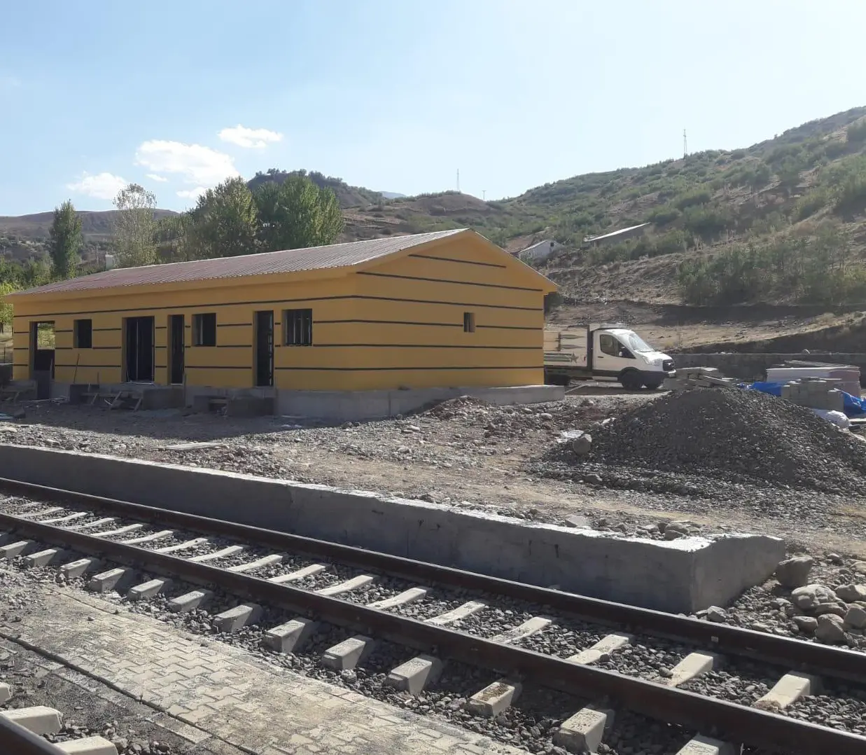 Tamamlanmak üzere olan istasyon binası ve önündeki demiryolu hattı