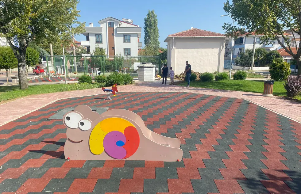 Yalova Belediyesi Park Yapımı Sert Zemin Kare Kauçuk Yapım İşi projesi saha fotoğrafı (6/6)